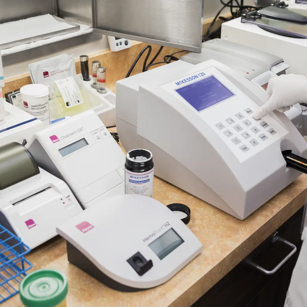 photo of a clinical analyzer being used in a lab