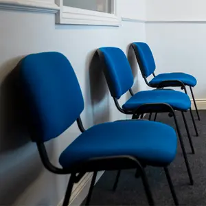 photo of a waiting area at medical clinic